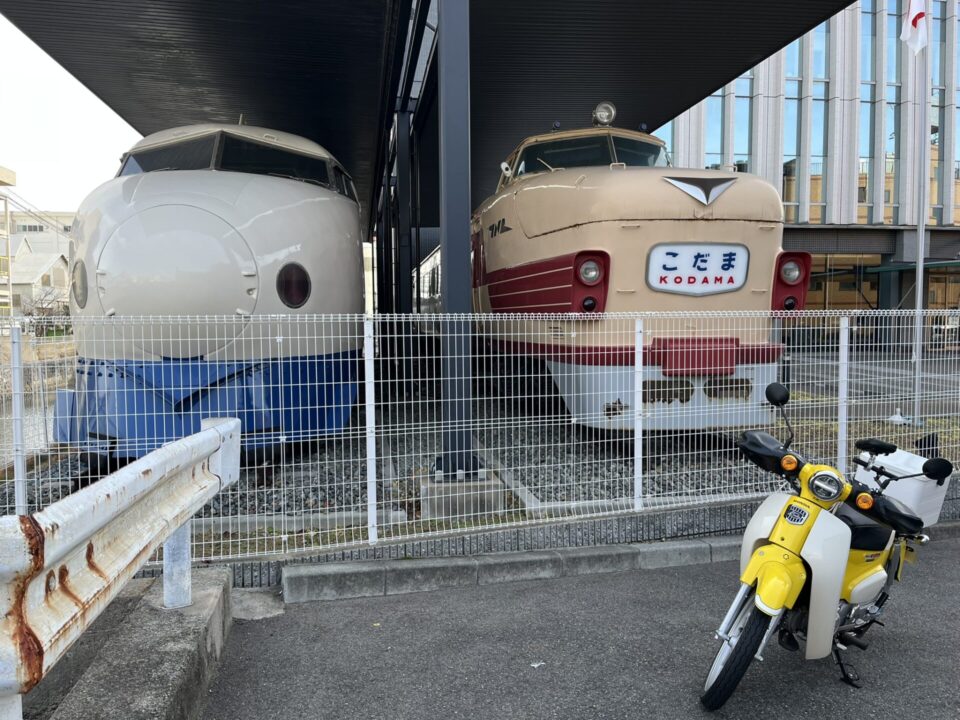 川重兵庫工場に展示してある0系新幹線と特急こだまと写真を撮るスーパーカブ