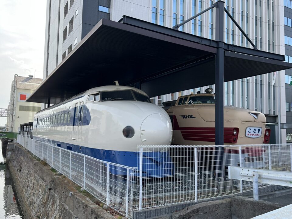 川重兵庫工場に展示してある0系新幹線と特急こだま