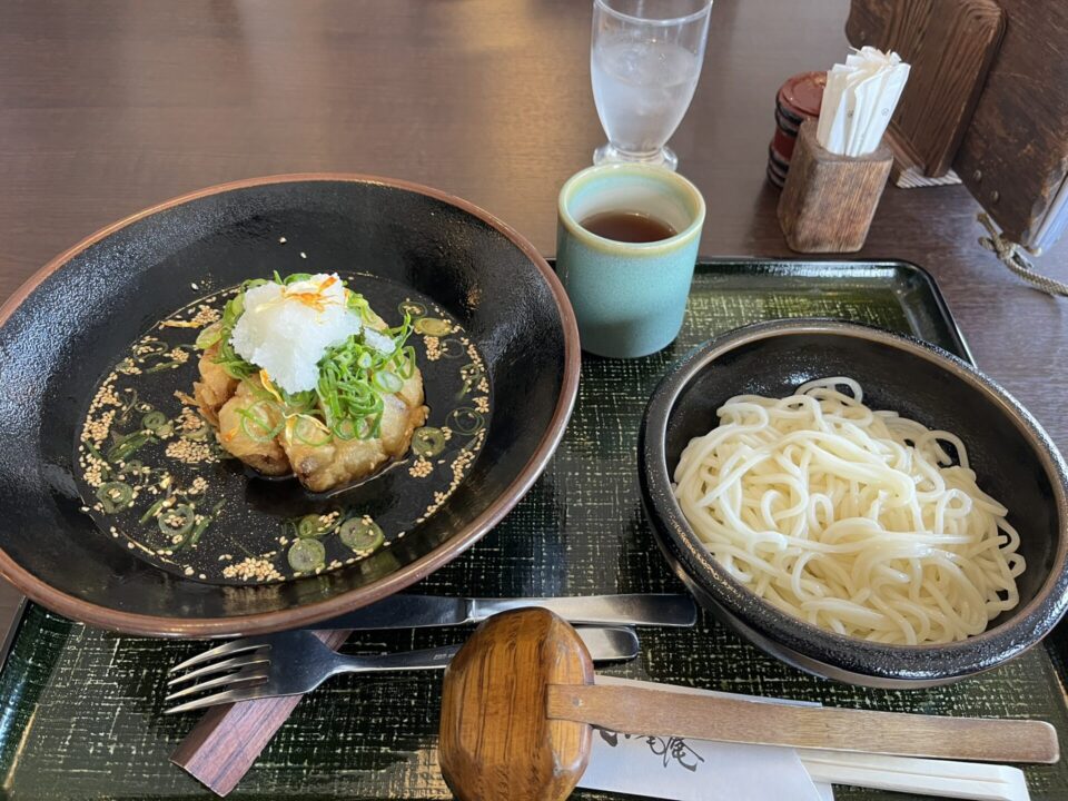 麺乃匠「いづも庵」の名物の「玉ねぎつけ麵 華」