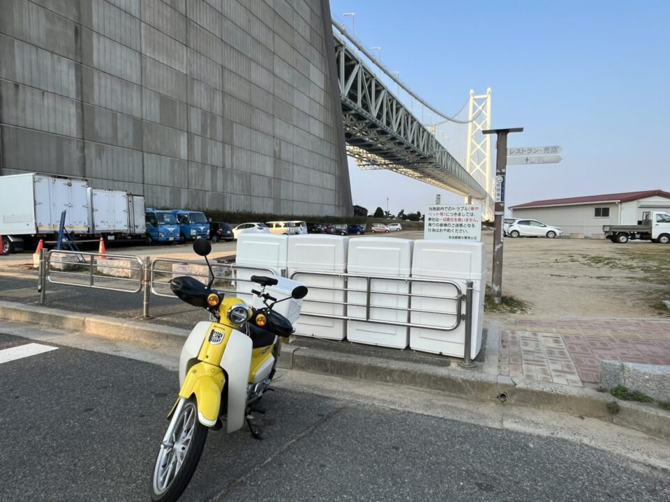 道の駅「あわじ」から見える明石海峡大橋とスーパーカブ