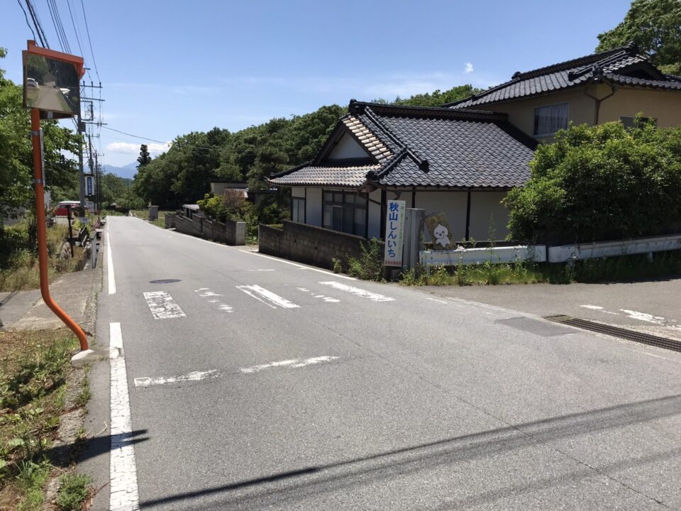 小熊が住む集合住宅前の横断歩道
アニメ「スーパーカブ」聖地巡礼
