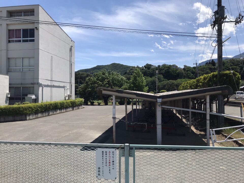 武川中学校の自転車置き場
アニメ「スーパーカブ」聖地巡礼