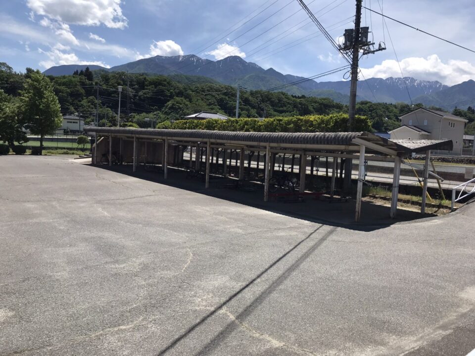 武川中学校の自転車置き場
アニメ「スーパーカブ」聖地巡礼