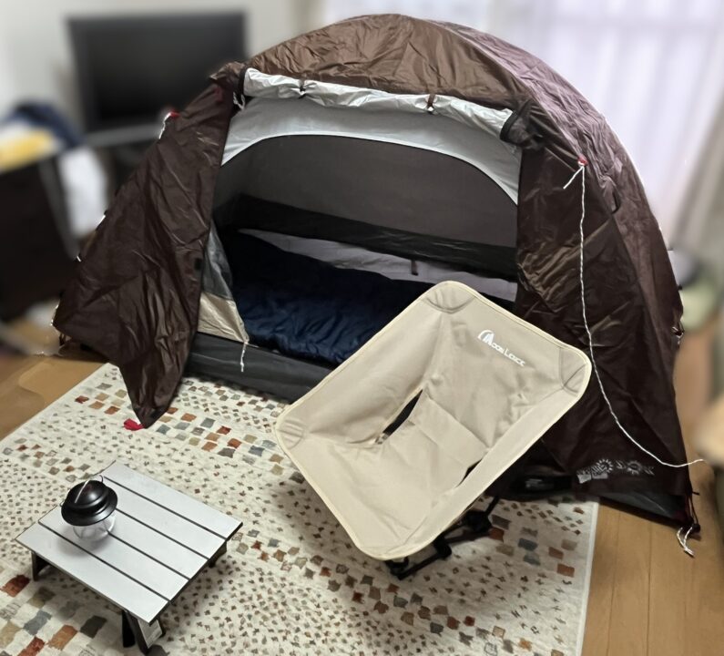 楽天市場で購入した、ハイチェアorローチェアの二通りの使い方ができる2WAYチェアと、兵庫県の尼崎市にあるキャンプ用品店「RainbowCamp」で購入した、中古のローテーブル