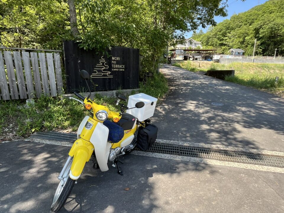 「杜のテラス」キャンプ場前の看板とスーパーカブ