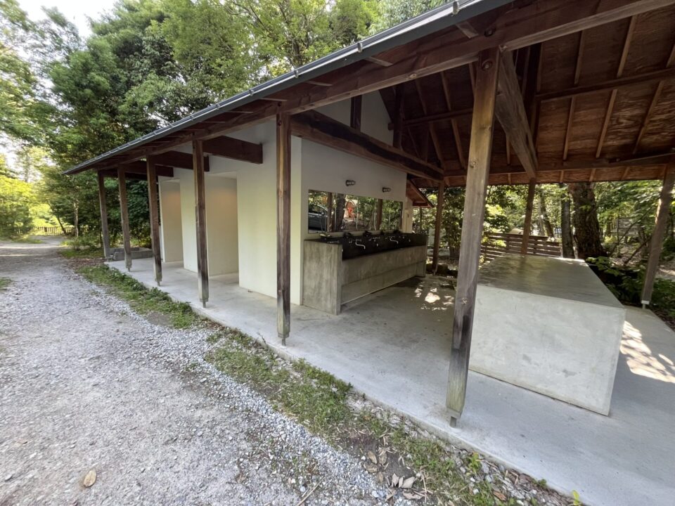 「杜のテラス」キャンプ場 炊事棟とトイレ、灰捨て場