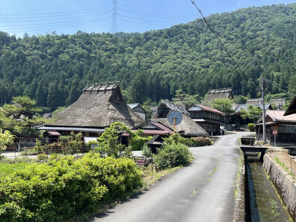 「美山かやぶきの里」にある茅葺屋根の集落