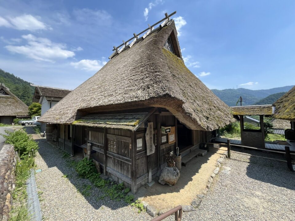 「美山かやぶきの里」にある茅葺屋根の民俗資料館