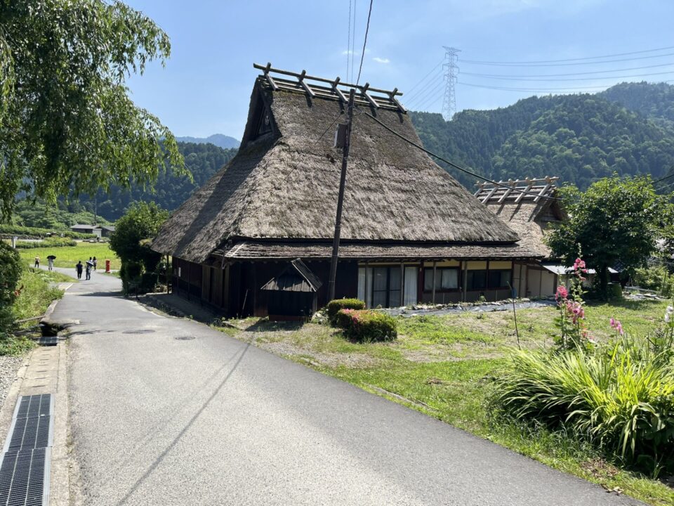 「美山かやぶきの里」にある茅葺屋根の集落