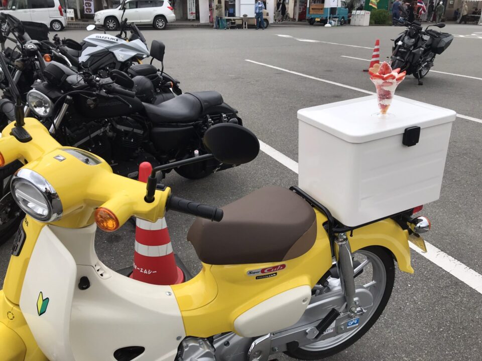 Hondaラゲージボックスの上に置いてみたパフェ