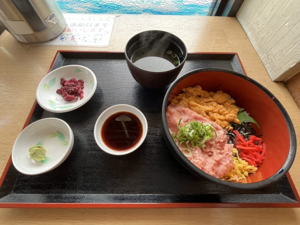 とれとれセンター海鮮市場のウニネギとろ丼