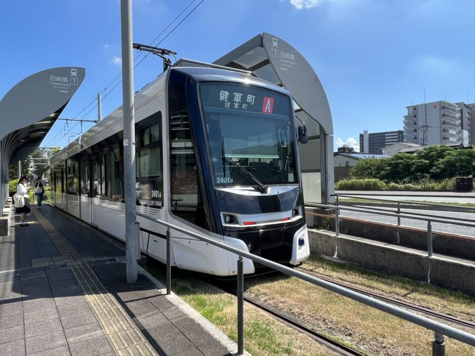 新型低床車両の熊本市電