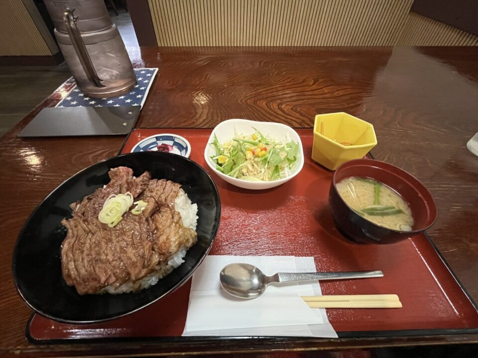 コーヒープラザイースト/ヒガシ写真場のあか牛丼定食