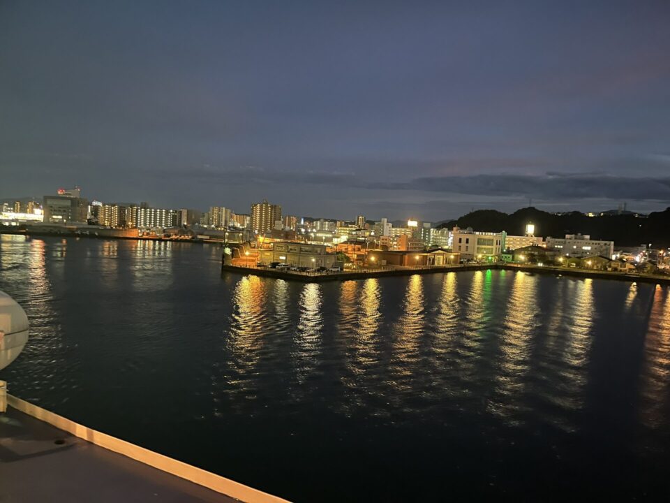 「フェリーさんふらわあ」から眺める夕暮れ時の西大分港