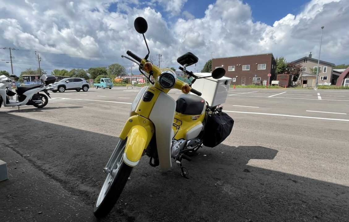 道の駅「275 つきがた」のバイク置き場に止めたスーパーカブ