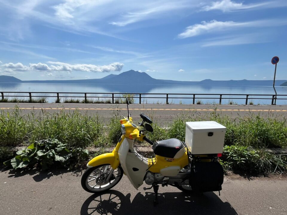 支笏湖とスーパーカブ110
