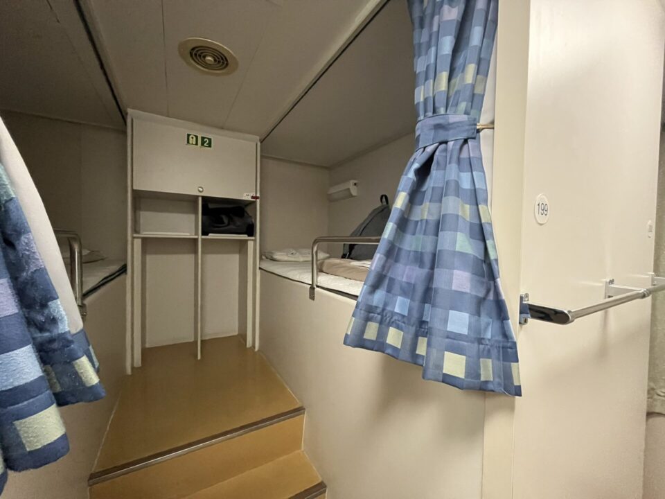 新日本海フェリーの船内 ツーリストA