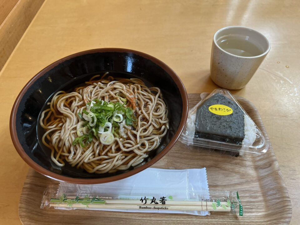 道の駅「田園の里うりゅう」のうりゅうそばと、やまわさびおにぎり