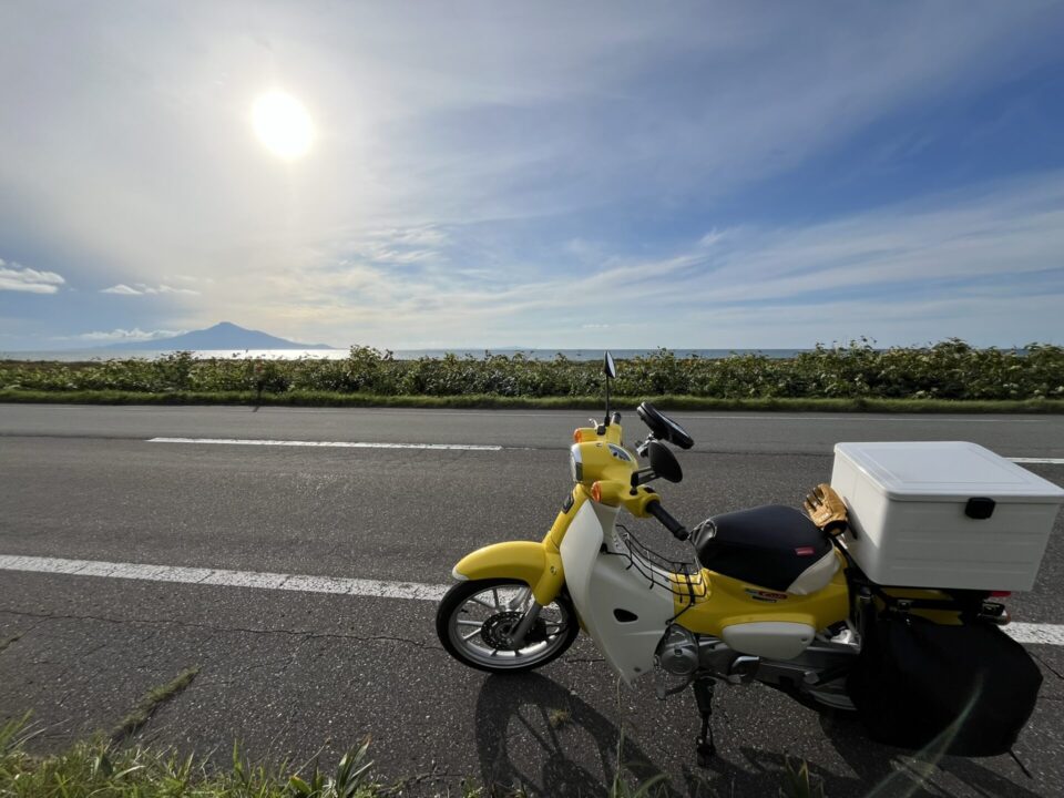 オロロンラインにスーパーカブを止めて、利尻島と夕陽を撮影