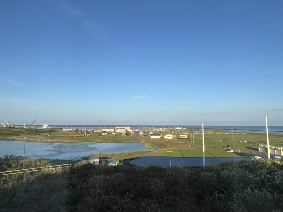 ホテル「てしお温泉 夕映」の部屋から見える日本海(朝)
