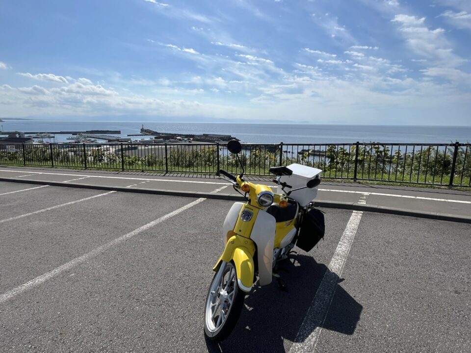石狩湾を背景にとったスーパーカブ