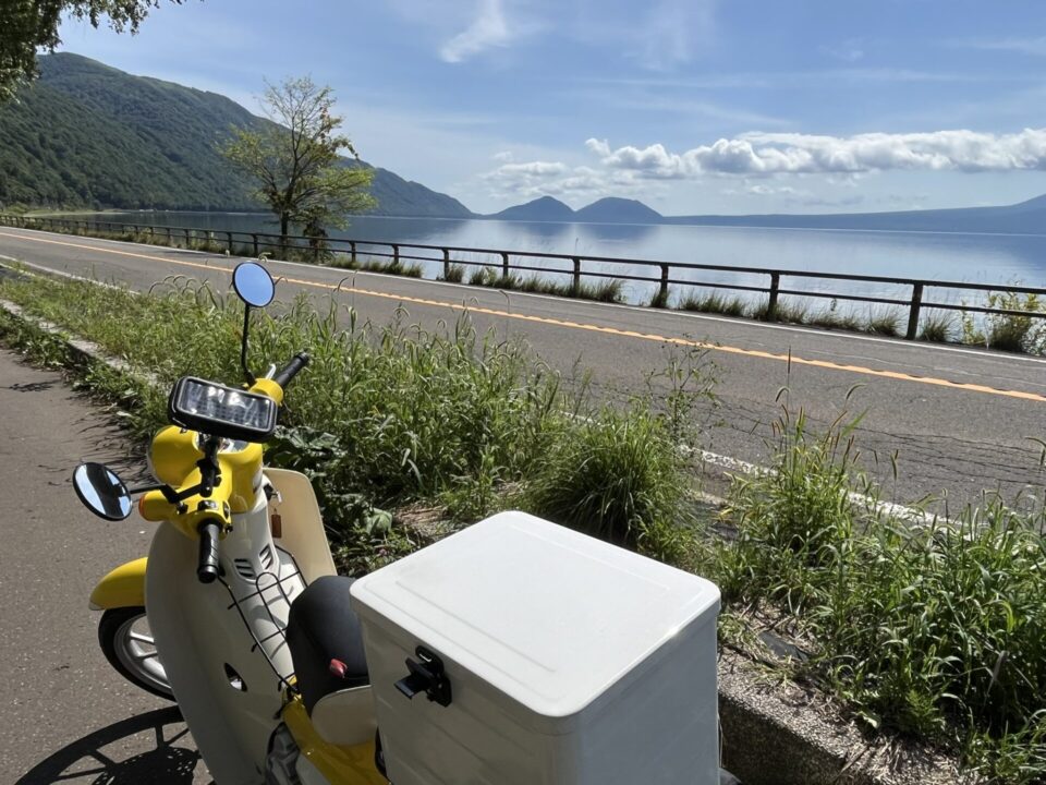 支笏湖とスーパーカブ110