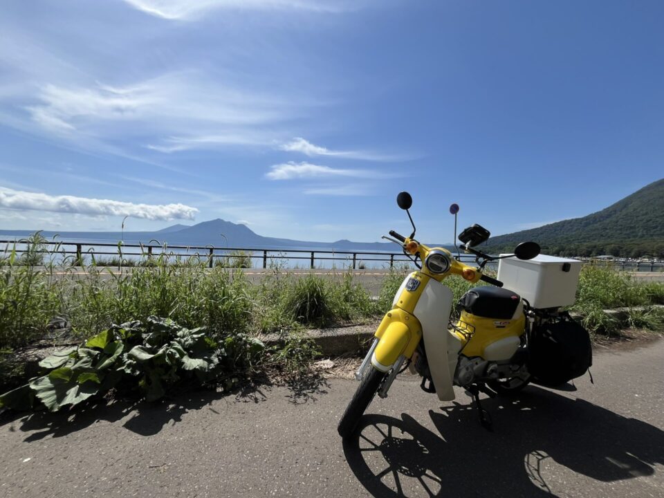 支笏湖とスーパーカブ110