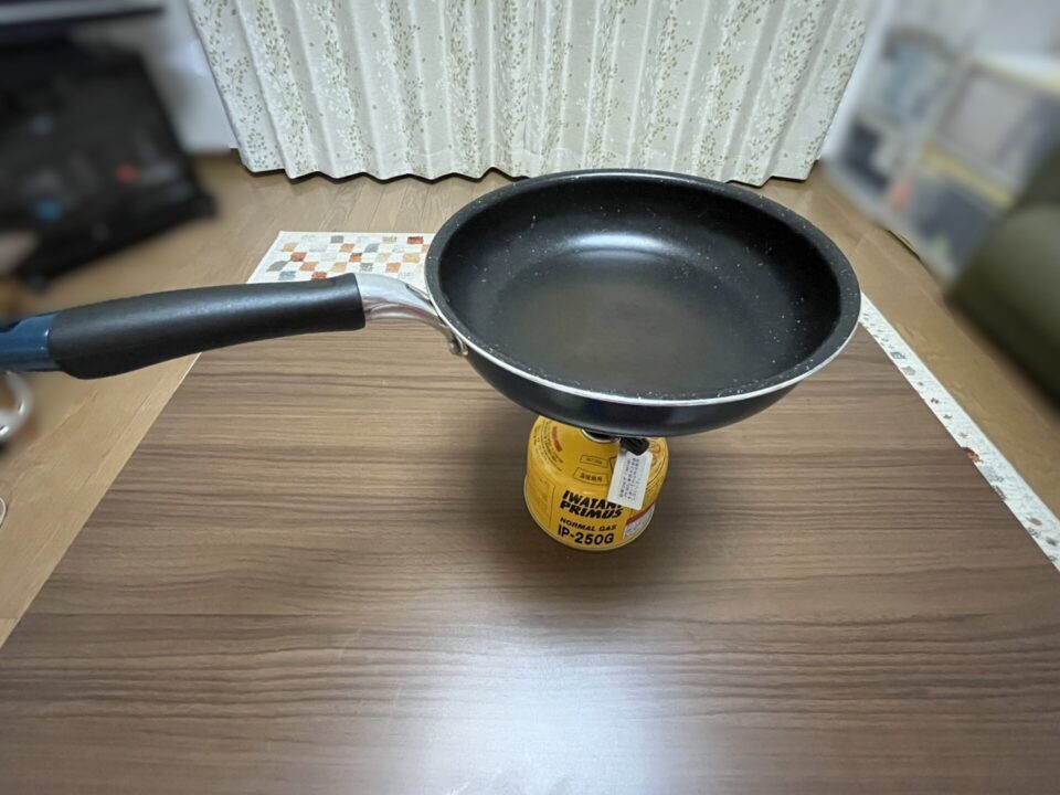 プリムスのシングルバーナーに載せたフライパン