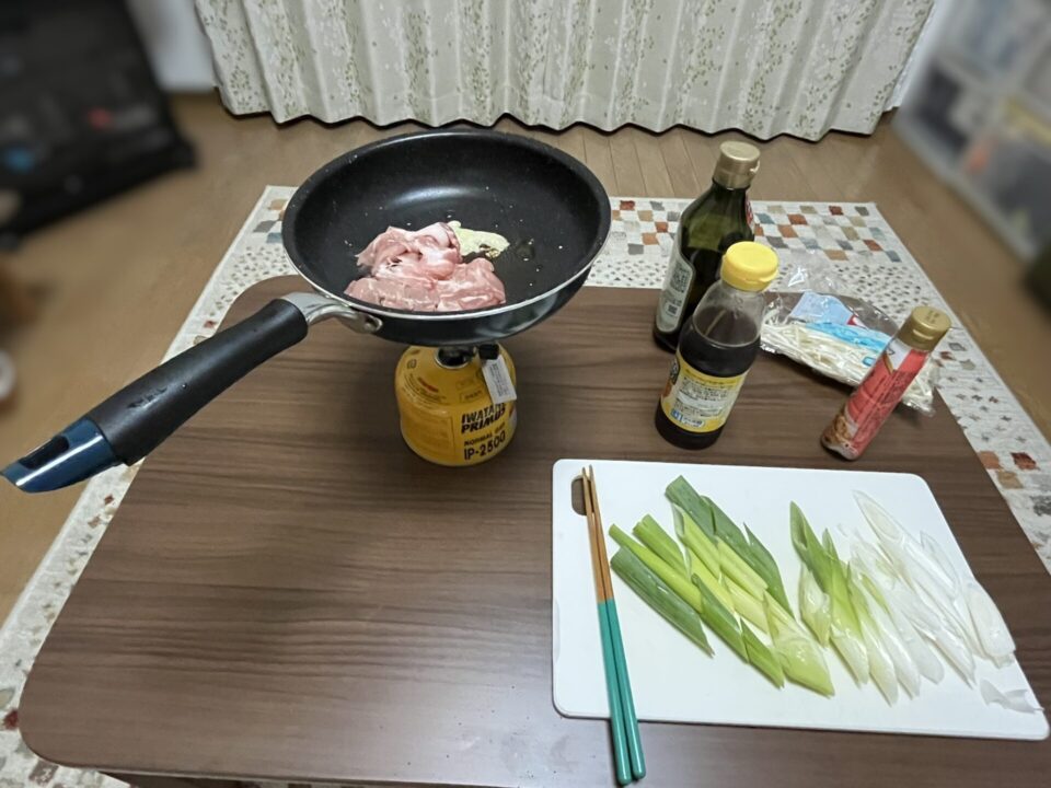「豚肉とネギのポン酢炒め」 油をひいたフライパンに豚肉投入