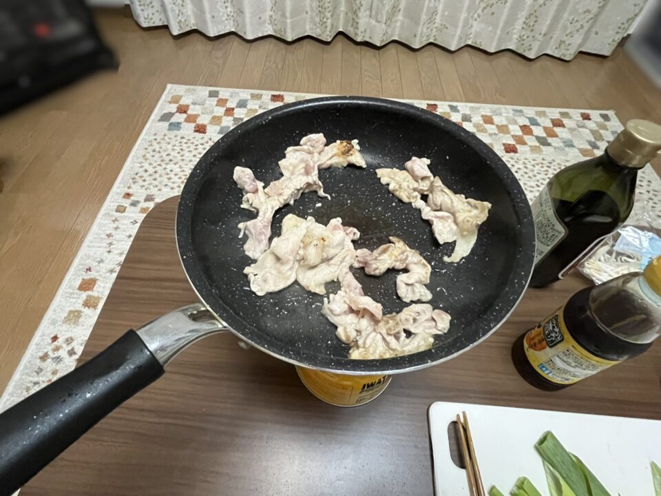 「豚肉とネギのポン酢炒め」 油をひいたフライパンに豚肉投入