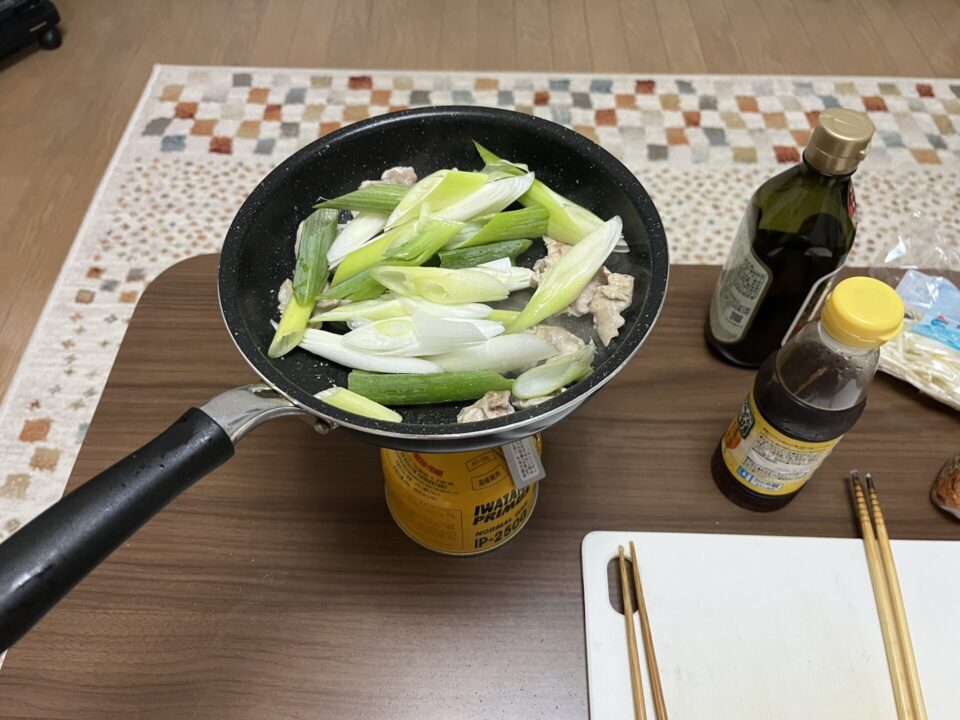 「豚肉とネギのポン酢炒め」 白ねぎ投入