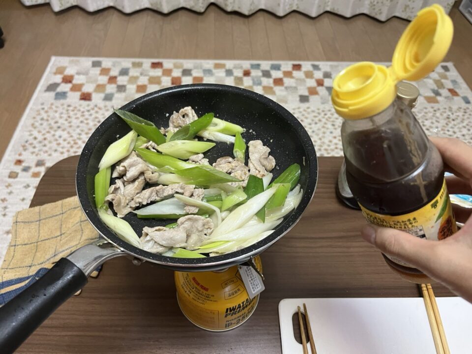 豚肉とネギのポン酢炒め」 ポン酢投入