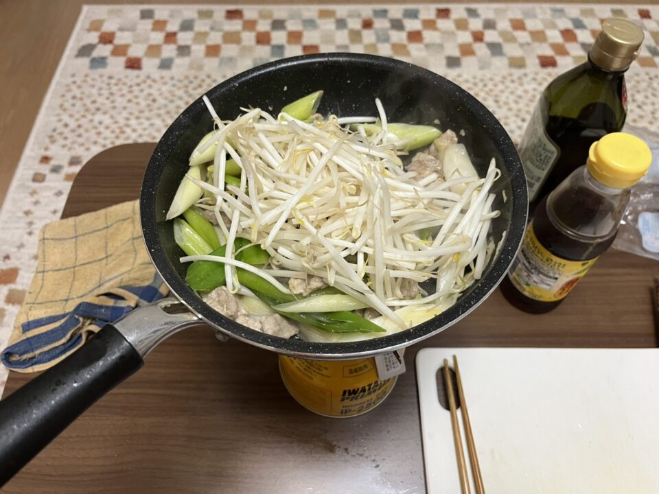豚肉とネギのポン酢炒め」 もやし投入