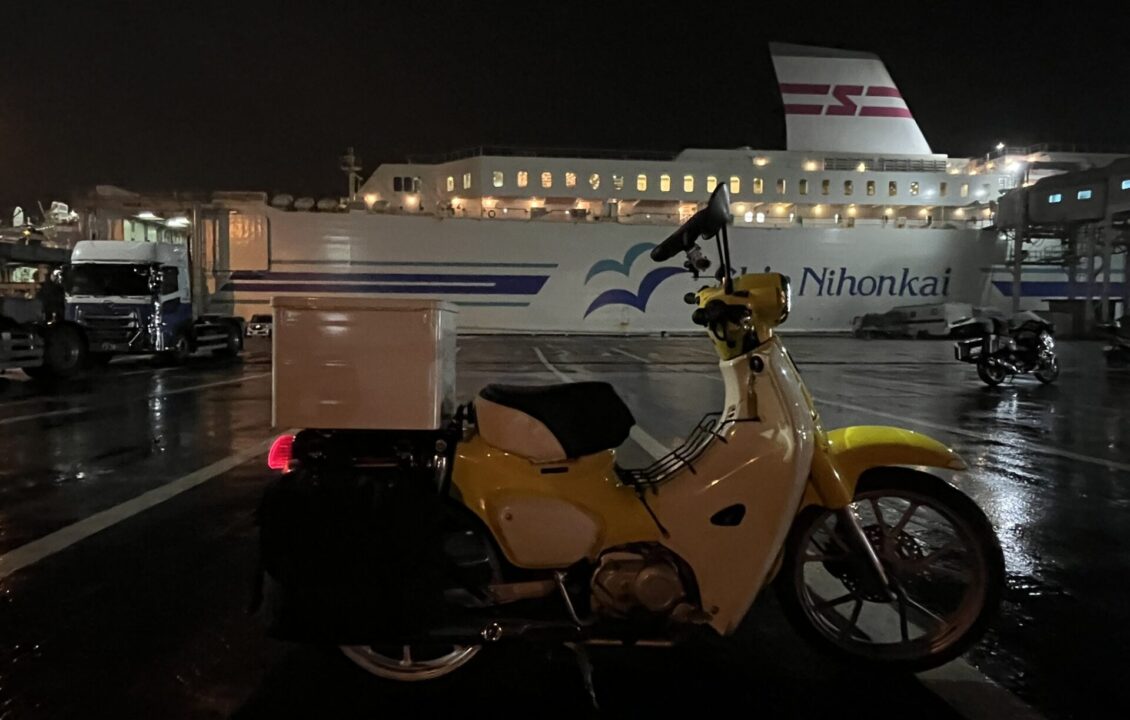 小樽港とスーパーカブ