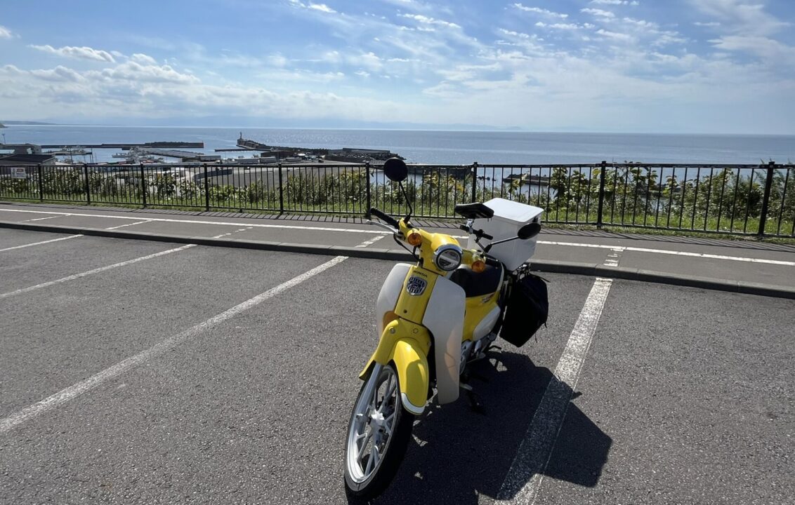 「道の駅 石狩あいろーど厚田」石狩湾を背景にスーパーカブの写真