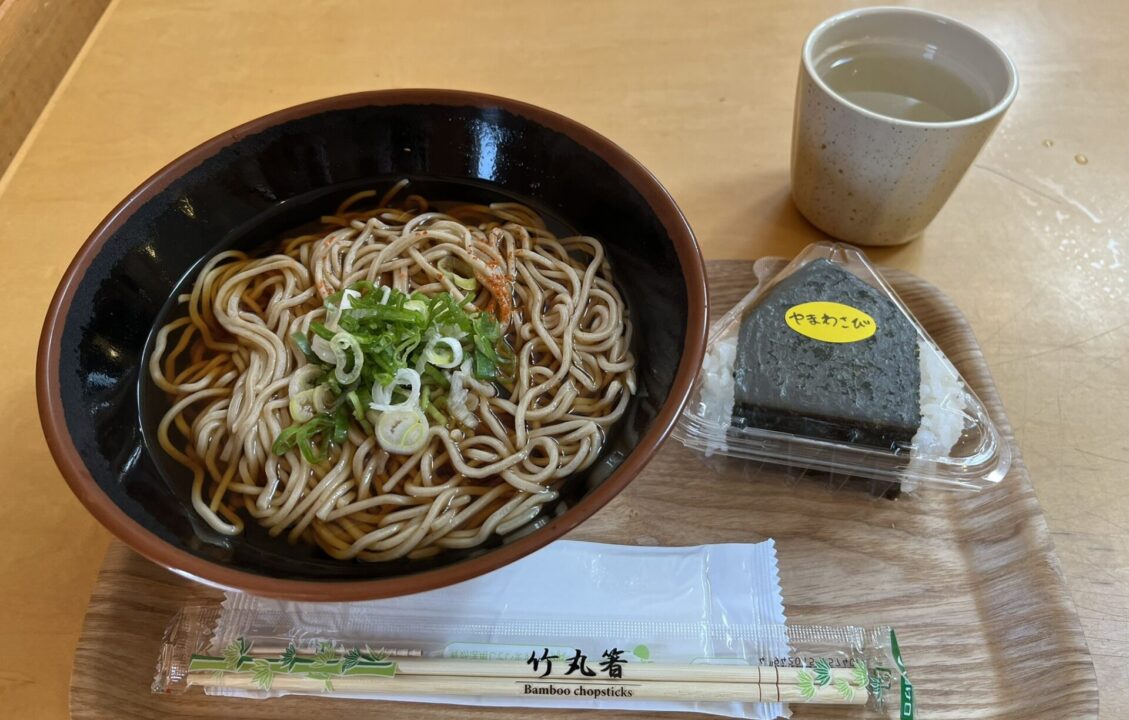 道の駅「田園の里うりゅう」のうりゅうそばと、やまわさびおにぎり