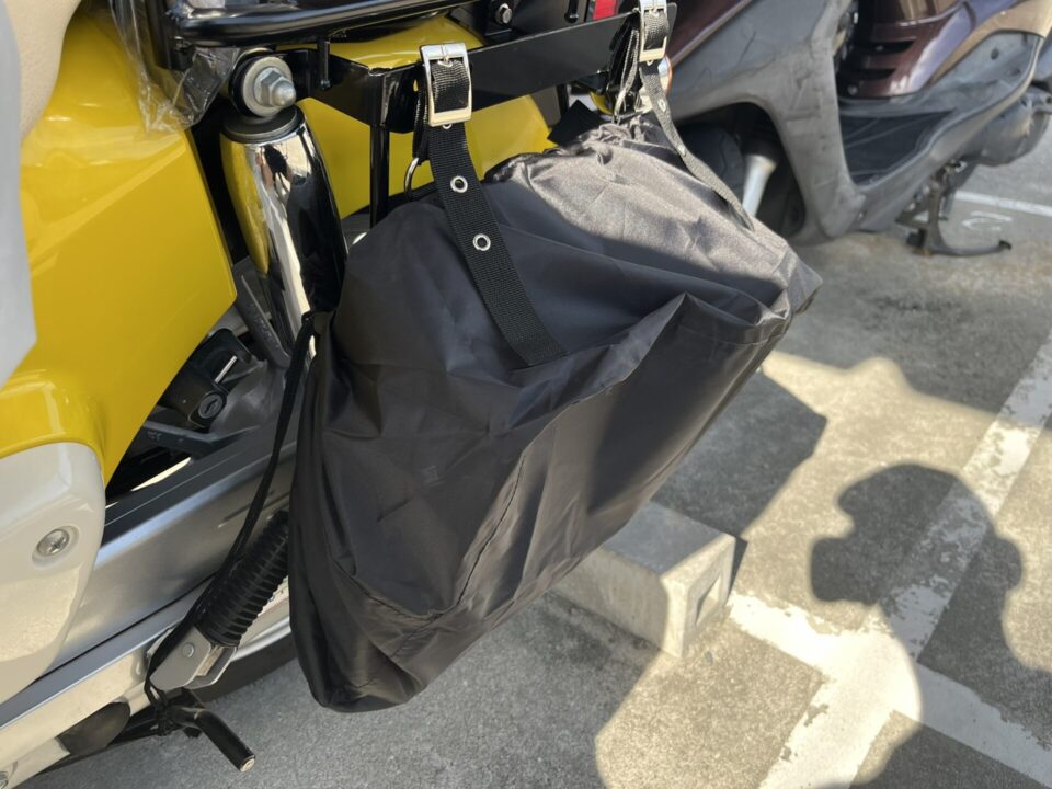 レインカバーを付けたサイドバッグ ヘンリービギンズ