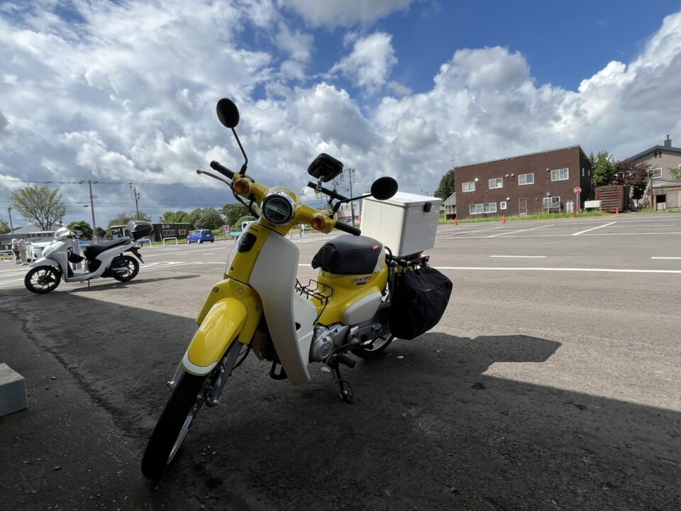 レインカバーを付けたサイドバッグ ヘンリービギンズ