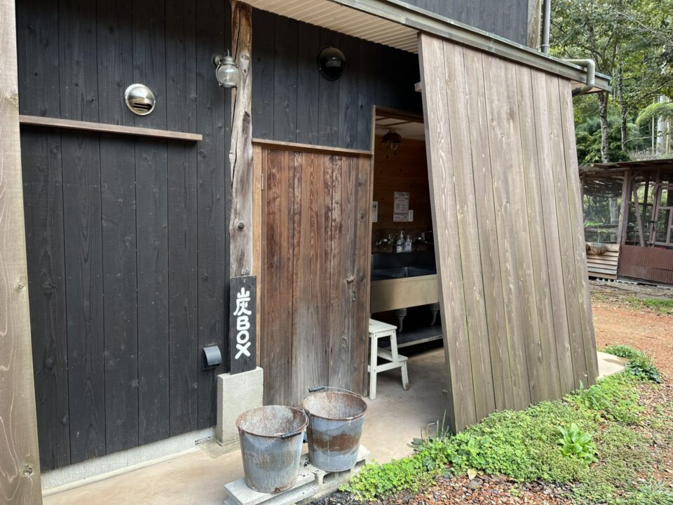 TASTE HOUSE ZEN 灰捨て場と炊事場
