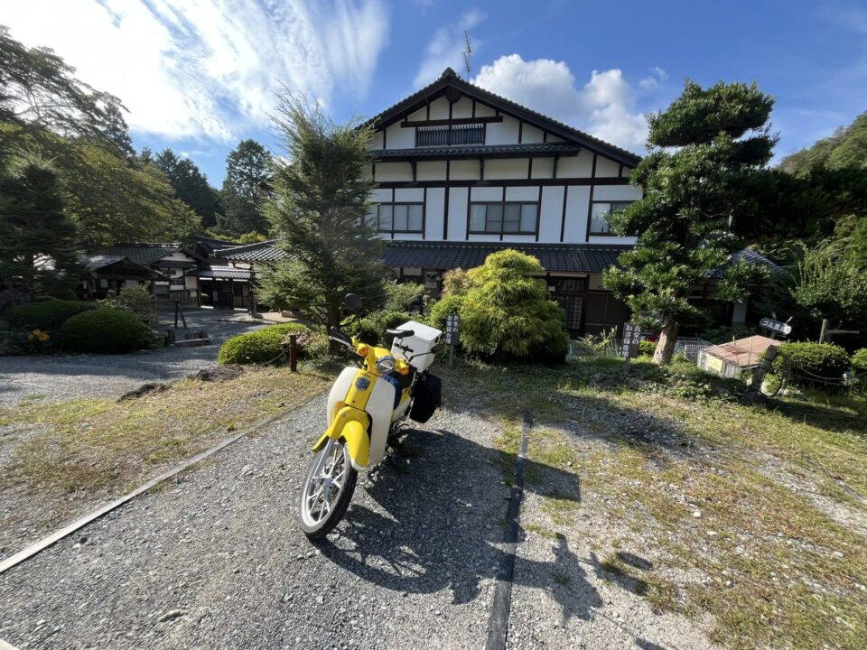 「丹波猪村・お食事処」の駐車場に止めたスーパーカブ