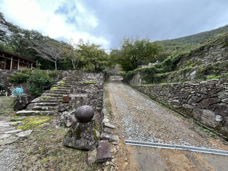 「Secret Fort」 管理棟前の坂