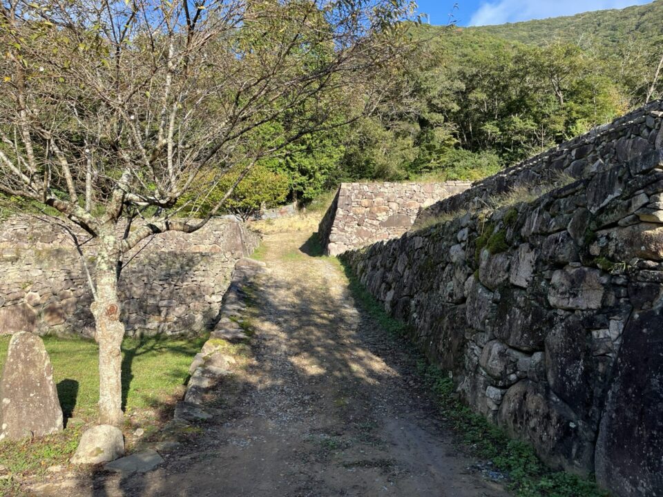 「Secret Fort」 管理棟前の坂