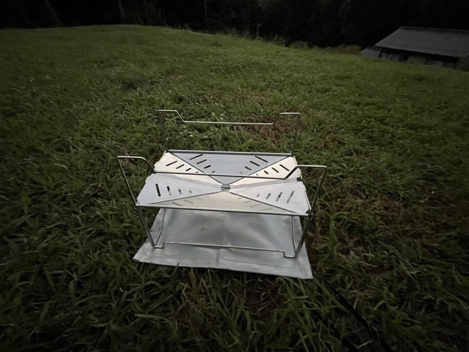 Amazonで購入した3秒で展開できる折りたたみ式の焚火台 「Secret Fort」