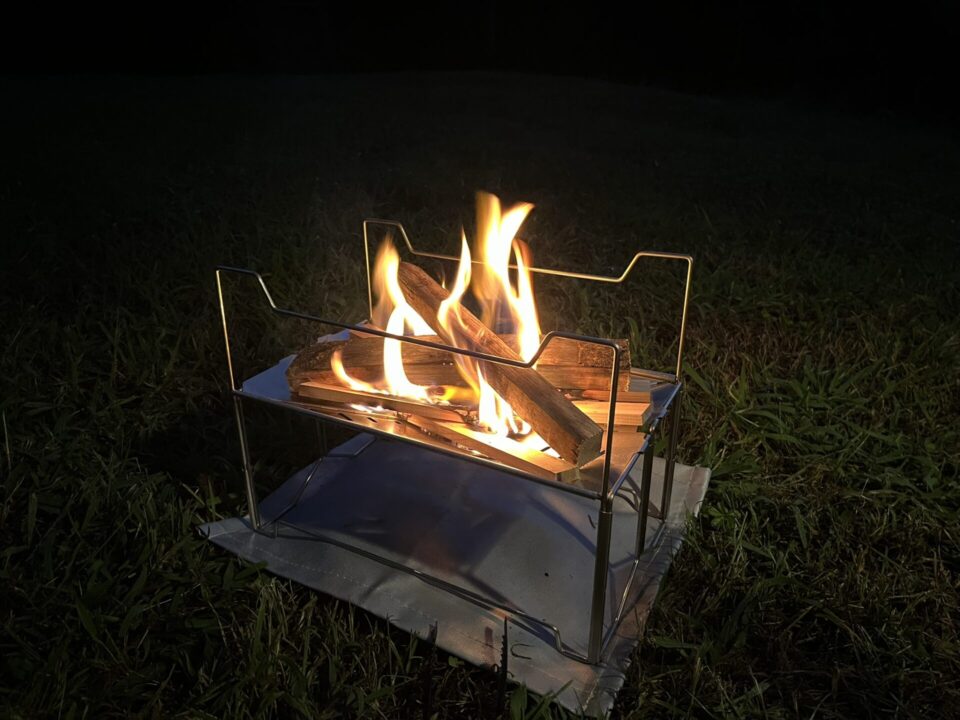 Amazonで購入した3秒で展開できる折りたたみ式の焚火台で焚火した 「Secret Fort」