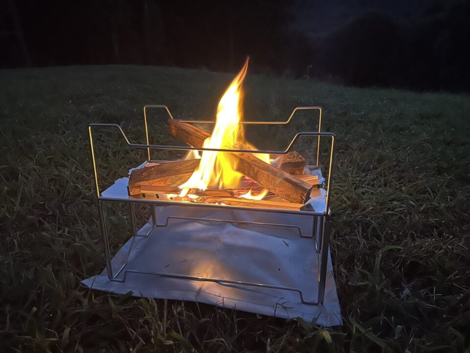 Amazonで購入した3秒で展開できる折りたたみ式の焚火台で焚火した 「Secret Fort」