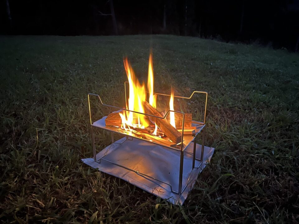Amazonで購入した3秒で展開できる折りたたみ式の焚火台で焚火した 「Secret Fort」