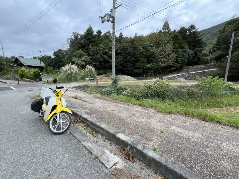 「Secret Fort」 入口 スーパーカブ