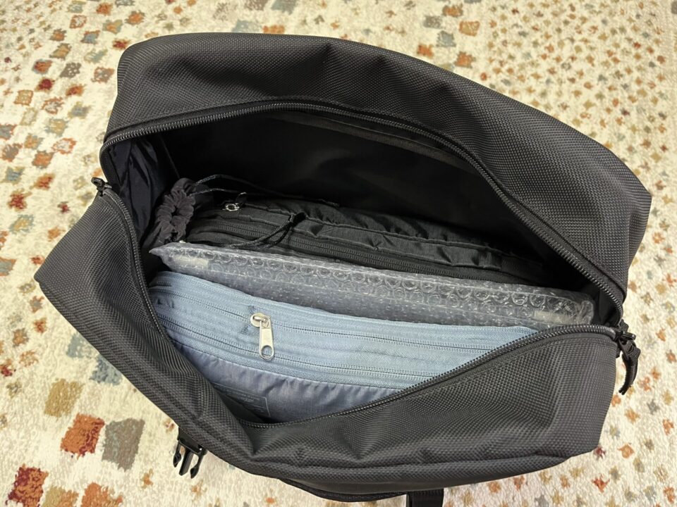 キャンプに持っていく着替えとノートパソコンをサイドバッグに入れてみた
