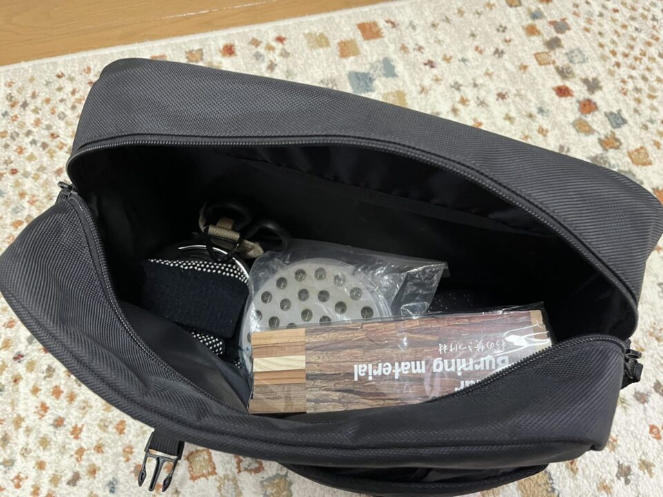 キャンプに持っていくクッカーやランタンなどのキャンプ道具をサイドバッグに入れてみた