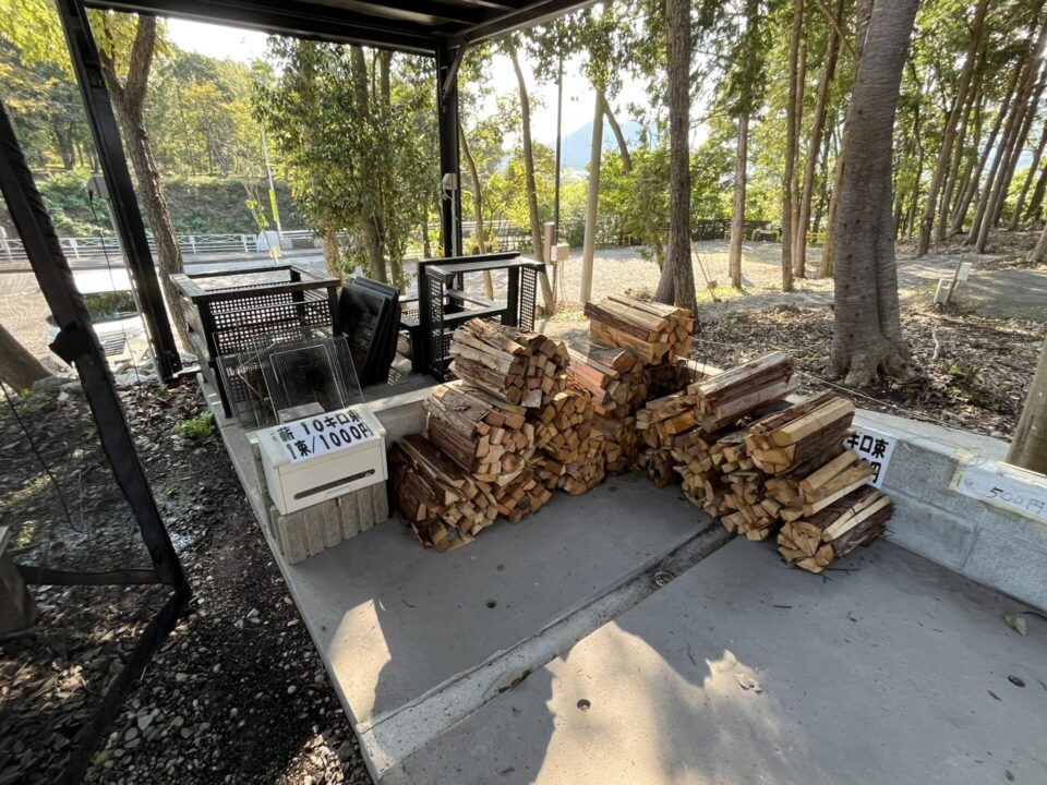 「日本のへそ キャンプ場」 薪売り場